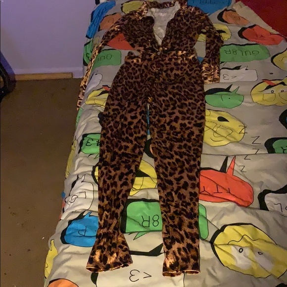 A 2 piece leopard outfit - Picture 3 of 3
